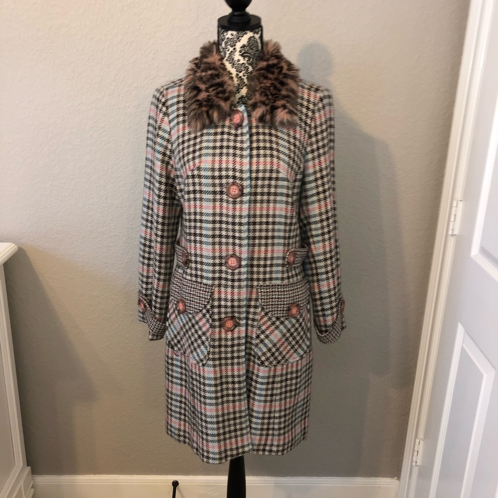 Fitted fall jacket with faux fur collar